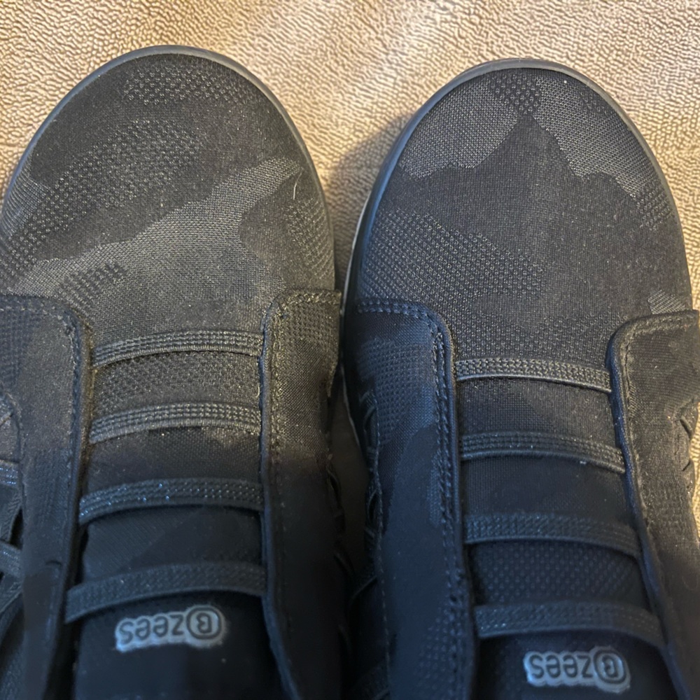BZEES Slip on Shoes Size 8 Black Camouflage